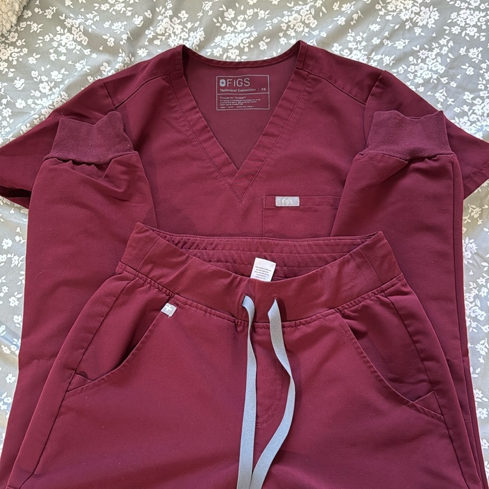 FIGS SCRUB PAIR MAROON